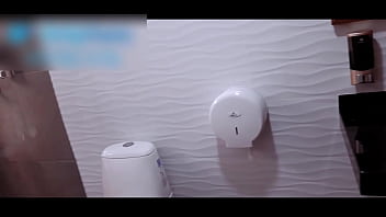 Hermanastra pilla a su hermano masturbandoce mientras se baña "necesitas ayuda"