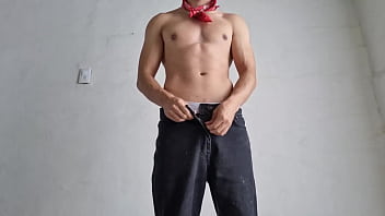 Vaquero sexy baila y muestra su enorme verga