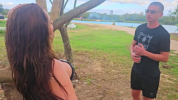 Eu estava correndo pelo parque e um estranho me levou para casa em troca de sexo no carro