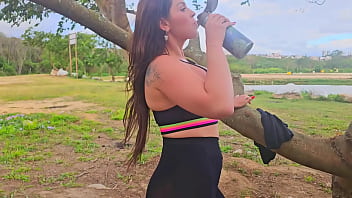 Eu estava correndo pelo parque e um estranho me levou para casa em troca de sexo no carro