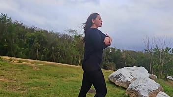 Eu estava correndo pelo parque e um estranho me levou para casa em troca de sexo no carro