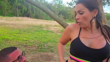 Eu estava correndo pelo parque e um estranho me levou para casa em troca de sexo no carro