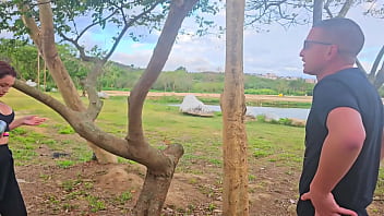 Eu estava correndo pelo parque e um estranho me levou para casa em troca de sexo no carro