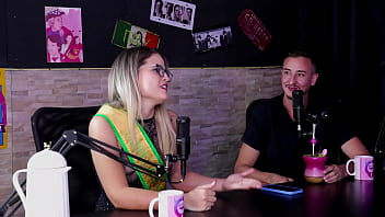 Era assediada no trabalho foi capa da sexy os pais não sabem que ela faz pornô e era a puta da escola baby fire sheer red