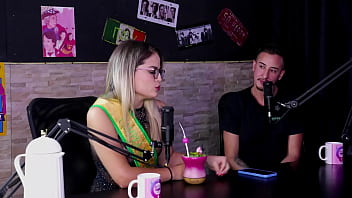 Era assediada no trabalho foi capa da sexy os pais não sabem que ela faz pornô e era a puta da escola baby fire sheer red