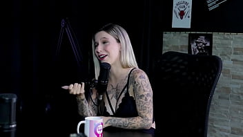 Era assediada no trabalho foi capa da sexy os pais não sabem que ela faz pornô e era a puta da escola baby fire sheer red