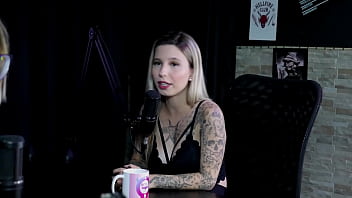 Era assediada no trabalho foi capa da sexy os pais não sabem que ela faz pornô e era a puta da escola baby fire sheer red