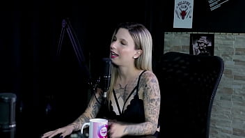 Era assediada no trabalho foi capa da sexy os pais não sabem que ela faz pornô e era a puta da escola baby fire sheer red