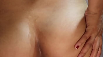 Watch how she clean her ass