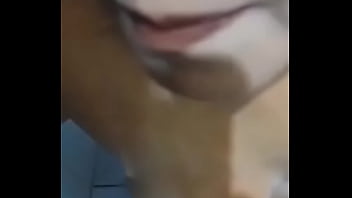 Submissa obedecer amigo do marido e toma sua mijada marido triste olhando sua esposa servir o macho