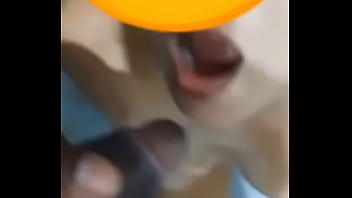 Submissa obedecer amigo do marido e toma sua mijada marido triste olhando sua esposa servir o macho