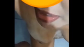 Submissa obedecer amigo do marido e toma sua mijada marido triste olhando sua esposa servir o macho