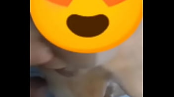 Submissa obedecer amigo do marido e toma sua mijada marido triste olhando sua esposa servir o macho