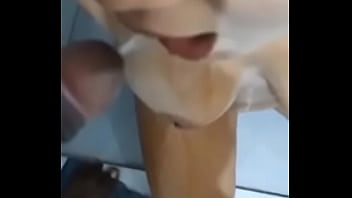 Submissa obedecer amigo do marido e toma sua mijada marido triste olhando sua esposa servir o macho