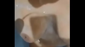 Submissa obedecer amigo do marido e toma sua mijada marido triste olhando sua esposa servir o macho