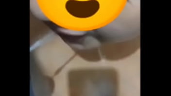 Submissa obedecer amigo do marido e toma sua mijada marido triste olhando sua esposa servir o macho