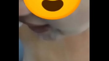 Submissa obedecer amigo do marido e toma sua mijada marido triste olhando sua esposa servir o macho