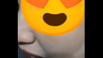 Submissa obedecer amigo do marido e toma sua mijada marido triste olhando sua esposa servir o macho