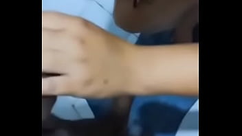 Submissa obedecer amigo do marido e toma sua mijada marido triste olhando sua esposa servir o macho