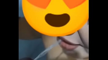 Submissa obedecer amigo do marido e toma sua mijada marido triste olhando sua esposa servir o macho