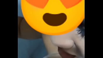 Submissa obedecer amigo do marido e toma sua mijada marido triste olhando sua esposa servir o macho