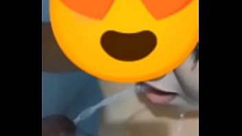 Submissa obedecer amigo do marido e toma sua mijada marido triste olhando sua esposa servir o macho