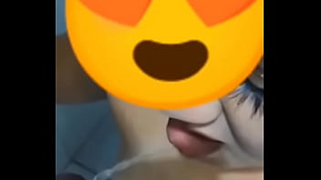 Submissa obedecer amigo do marido e toma sua mijada marido triste olhando sua esposa servir o macho