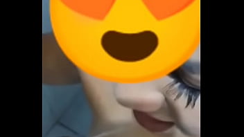 Submissa obedecer amigo do marido e toma sua mijada marido triste olhando sua esposa servir o macho