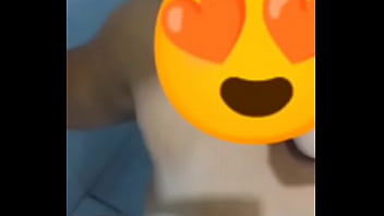 Submissa obedecer amigo do marido e toma sua mijada marido triste olhando sua esposa servir o macho