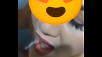 Submissa obedecer amigo do marido e toma sua mijada marido triste olhando sua esposa servir o macho