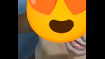 Submissa obedecer amigo do marido e toma sua mijada marido triste olhando sua esposa servir o macho