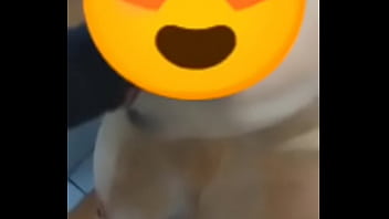 Submissa obedecer amigo do marido e toma sua mijada marido triste olhando sua esposa servir o macho