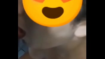 Submissa obedecer amigo do marido e toma sua mijada marido triste olhando sua esposa servir o macho