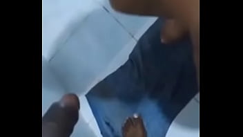 Submissa obedecer amigo do marido e toma sua mijada marido triste olhando sua esposa servir o macho