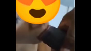 Submissa obedecer amigo do marido e toma sua mijada marido triste olhando sua esposa servir o macho