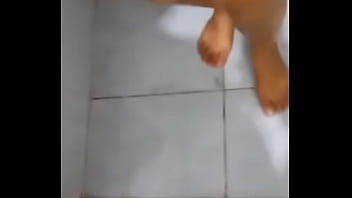 Submissa obedecer amigo do marido e toma sua mijada marido triste olhando sua esposa servir o macho