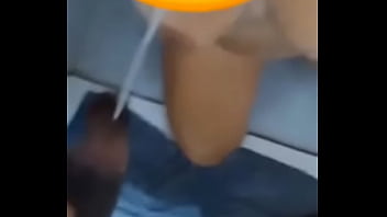 Submissa obedecer amigo do marido e toma sua mijada marido triste olhando sua esposa servir o macho