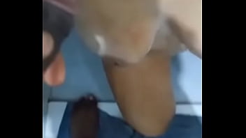 Submissa obedecer amigo do marido e toma sua mijada marido triste olhando sua esposa servir o macho