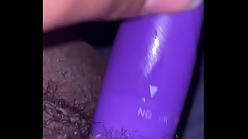 Socando o vibra na bucetinha melada