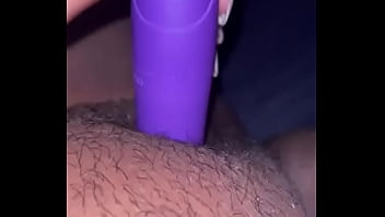 Socando o vibra na bucetinha melada