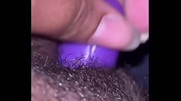 Socando o vibra na bucetinha melada