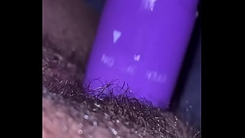 Socando o vibra na bucetinha melada