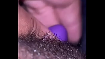 Socando o vibra na bucetinha melada