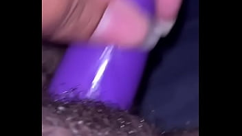 Socando o vibra na bucetinha melada