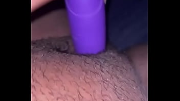 Socando o vibra na bucetinha melada