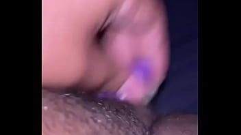 Socando o vibra na bucetinha melada