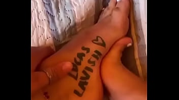 Mira como toco mis pies ;