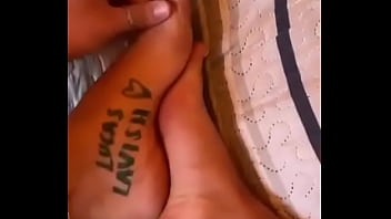 Mira como toco mis pies ;