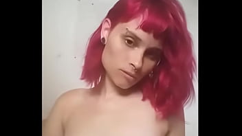 Magrinha gostosa se exibindo e abrindo a buceta em vídeo caseiro