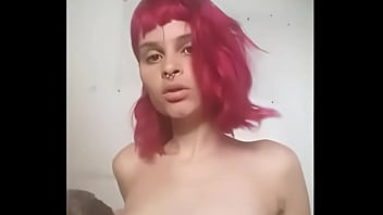 Magrinha gostosa se exibindo e abrindo a buceta em vídeo caseiro